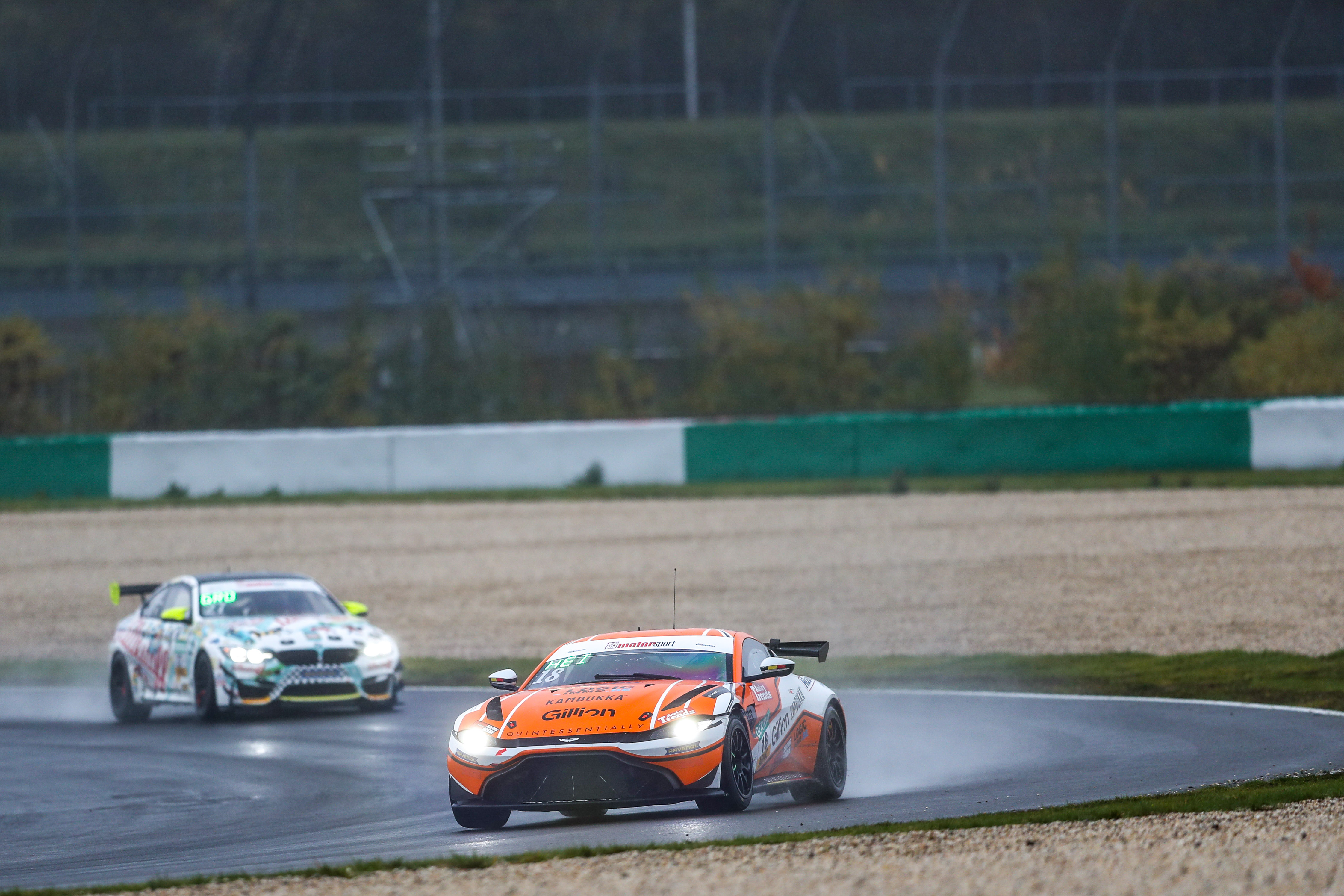 ADAC GT4 Germany Tim Heinemann fährt im Regen auf Pole Position