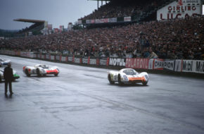 29.09.1968 24h Le Mans; Nr 32: Gerhard Mitter und Vic Elford auf einem 908 LH Coupé; Nr. 33: Rolf Stommelen und Jochen Neerpasch auf einem 908 LH Coupé, 3. Pl. Ges.Kl.