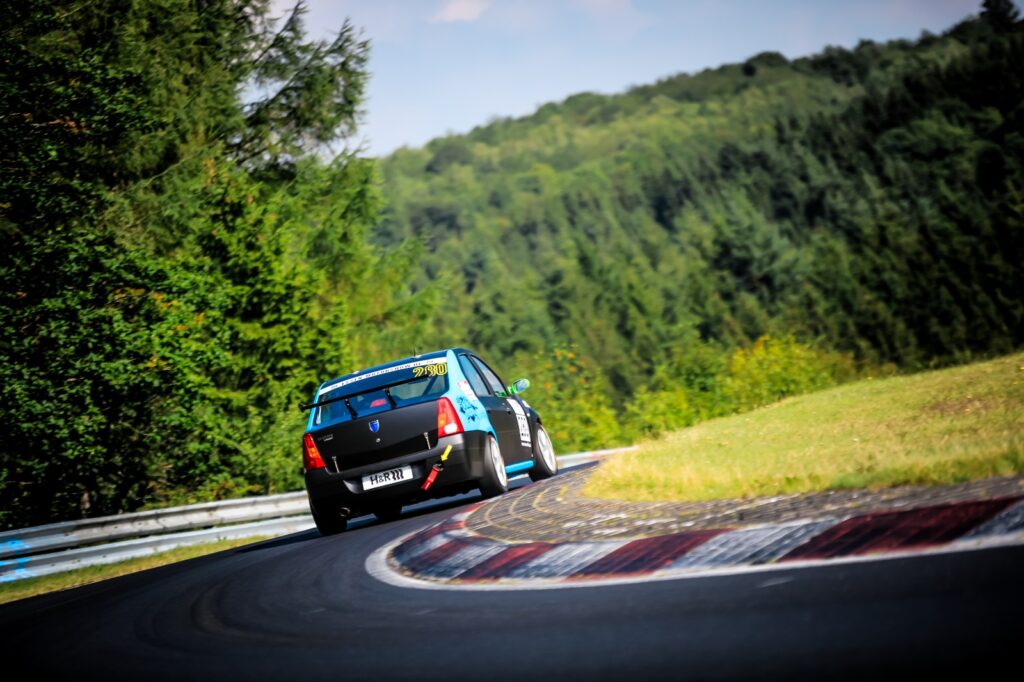 Mit dem Dacia Logan zum 24hRennen Ollis Garage startet 24h